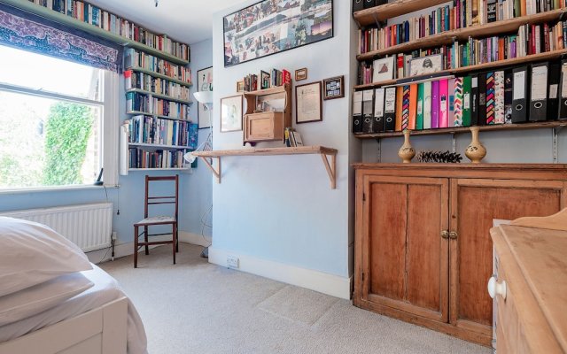 Enchanting Hammersmith Home Close to Shepherds Bush by Underthedoormat