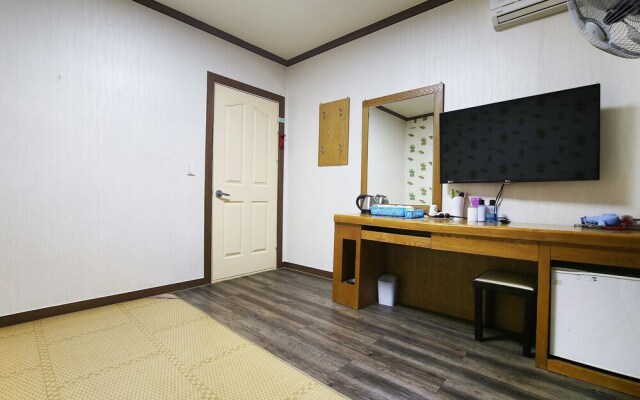 Nonsan Hwangje Motel