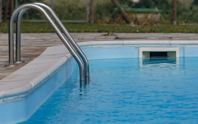 Apartment With Shared Pool