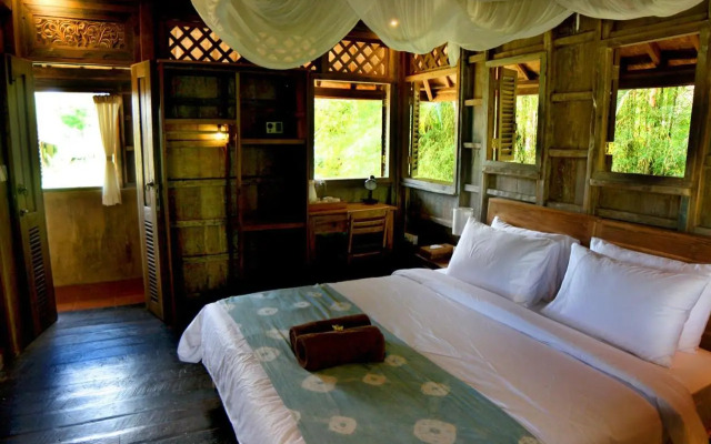 Artist Eco Villa With Wood And Clay
