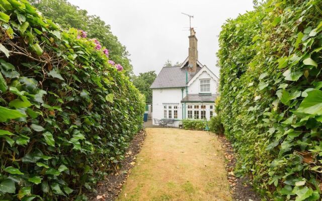 NEW Cosy 2 Bedroom Detached House West Finchley