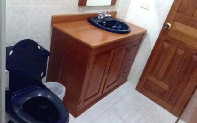 Leticias Guest House - Hostel