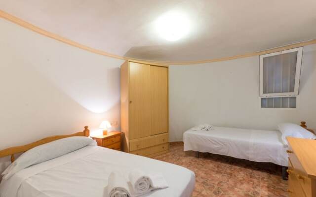 Villa - 12 Bedrooms with Pool and WiFi - 104986