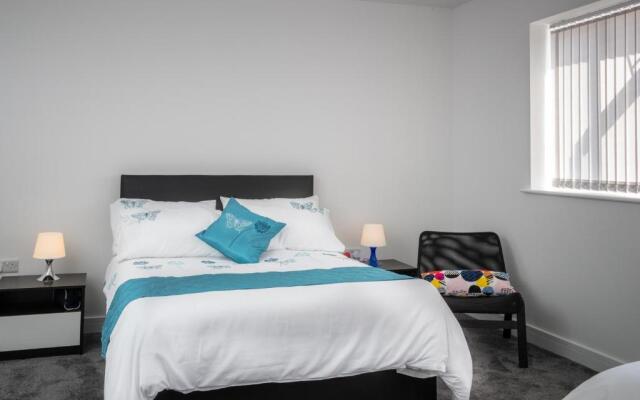 Fantastic Large House with Private Parking