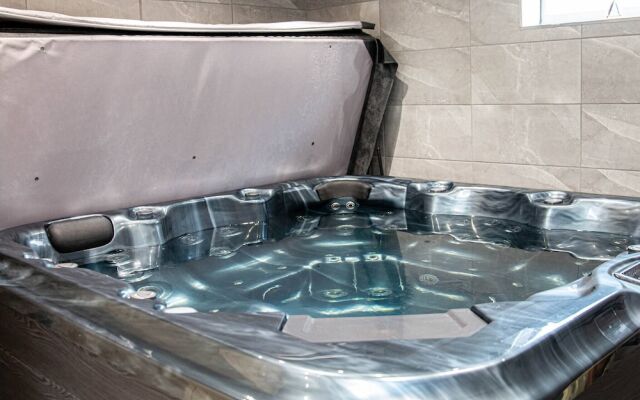 Private Hot Tub, Sauna, Ice Bath Gym Apartment