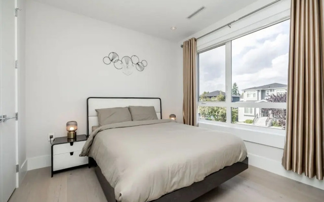 Centrally-located Luxury Home With Views Cinema