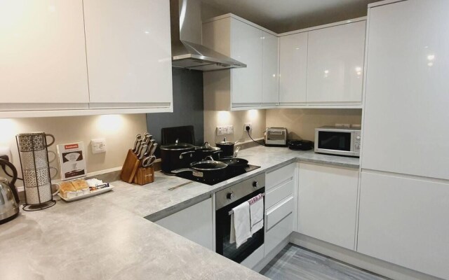 1braptmt W/king BED 4guests Embankmnt Parkg Wifi
