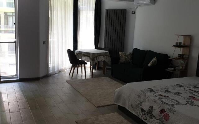 Alexandra Studio Alezzi
