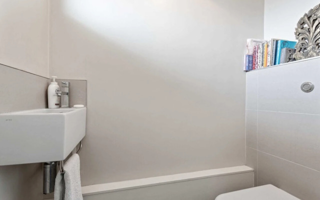Lovely 2 Bed Apartment w Balcony nr River Thames
