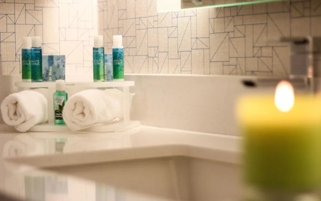 Holiday Inn Express & Suites Miami Airport East, an IHG Hotel
