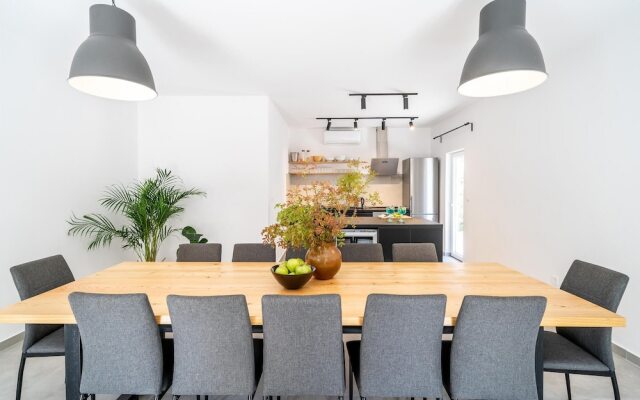 Beautiful Home in Molunat With Wifi and 8 Bedrooms