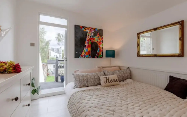 Modern 2 Bedroom Apartment in Wimbledon With Garden