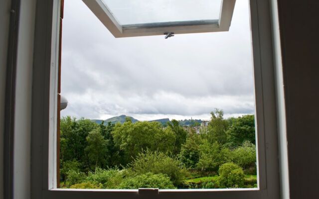 2 Bedroom Seaside Flat With Scenic Views