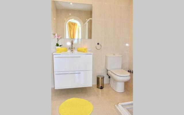 Frontline sea in the center of Puerto Banus.2bedrooms -Garden