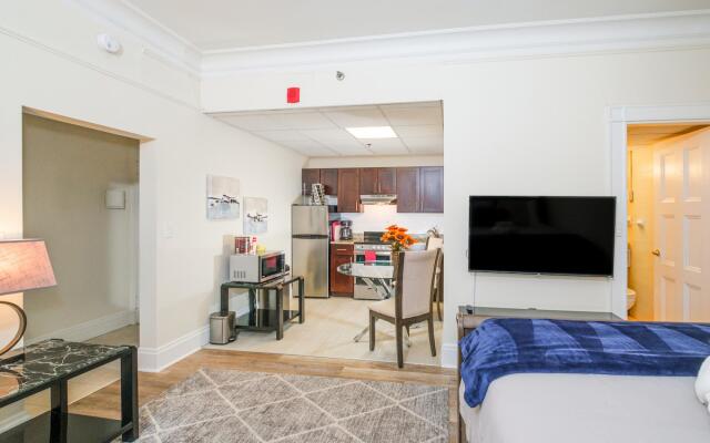 Cozy Studio + Train | Theatre District | Evonify