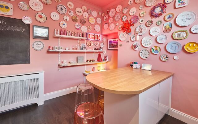 Host Stay The Artists Pad