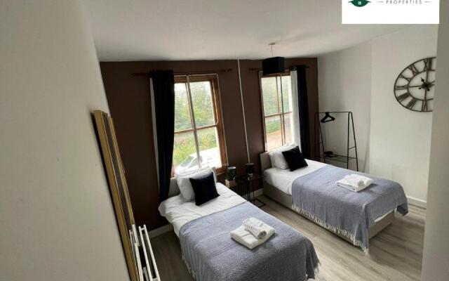 4 Bedroom 3 Bath House By Passionfruitproperties Opposite Coventry City Centre With Free Wi-fi & Garden