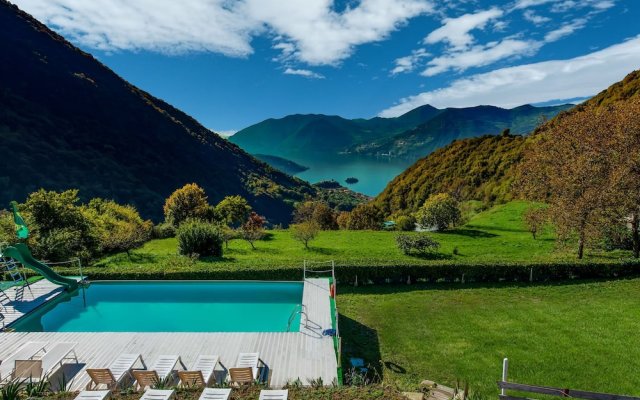 Lake view chalet in Lombardy with Swimming Pool