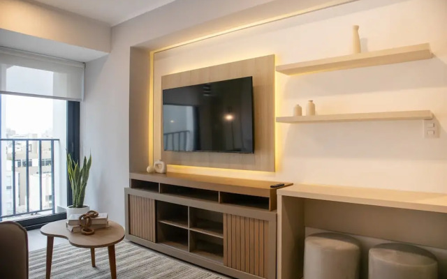 w Sunlit 1BR w Private Balcony in Miraflores