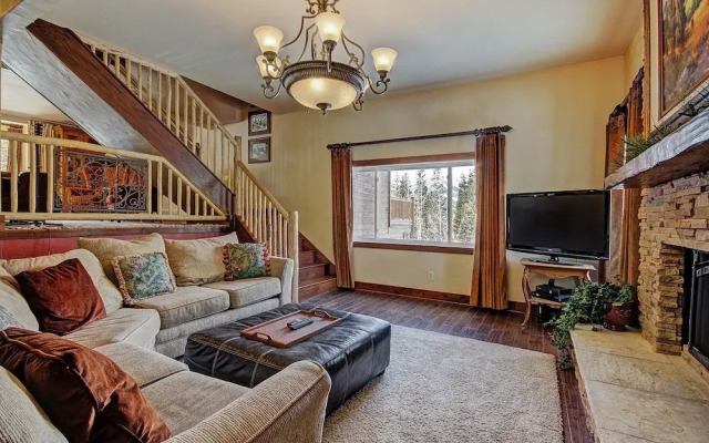 High Point Chateau 4 Bedroom Home by RedAwning