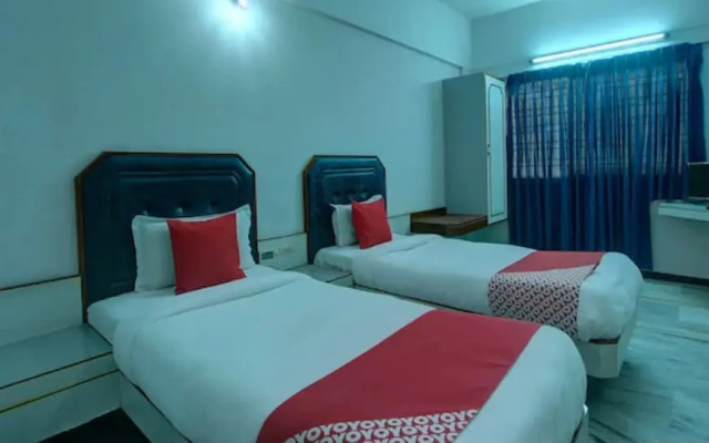 OYO 24579 Flagship Hotel Padmam