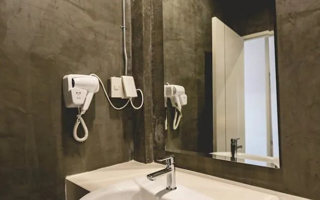 Post Factory Bed & Breakfast Sathorn Hostel - Adults Only