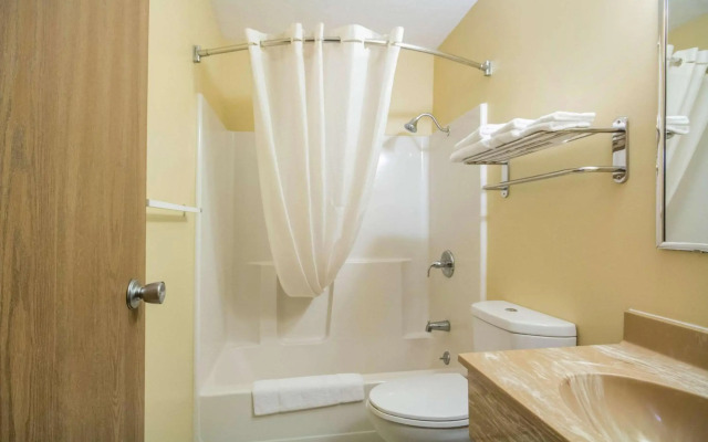 Econo Lodge Lansing - Leavenworth