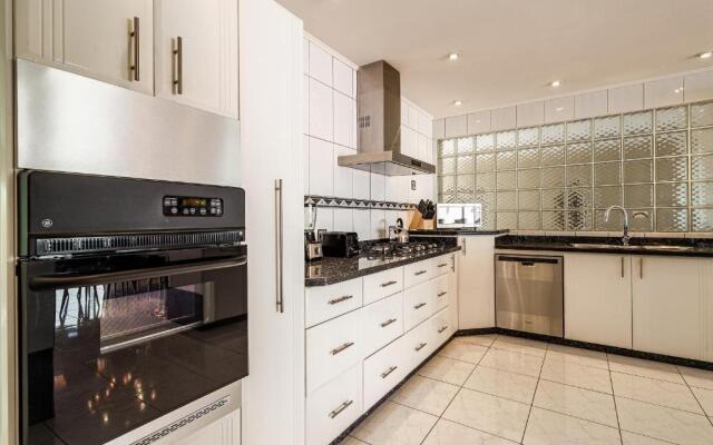 Large Villa With View! Private Pool Free Utilities!