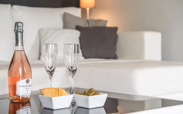 Villa w/ Palm Trees & Pool