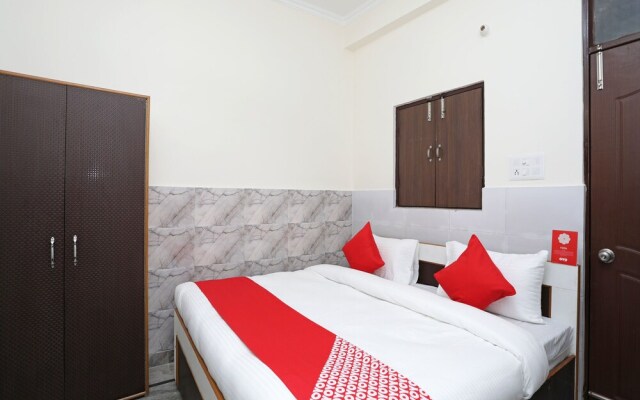 OYO 11762 Trimurti Guest House