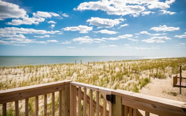 Chill'ax Inn by Oak Island Accommodations