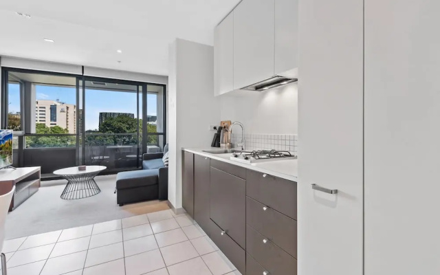 Central 1-bed Apartment With Secure Parking – Balcony – Melbourne