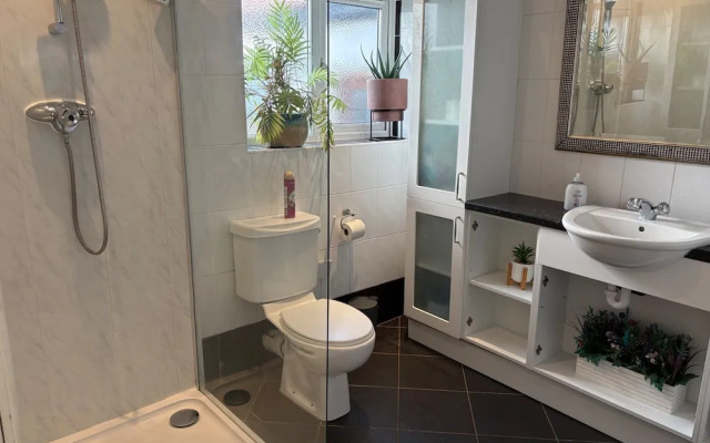 10 Guests - 5 Bedrooms - Free Parking - Petok