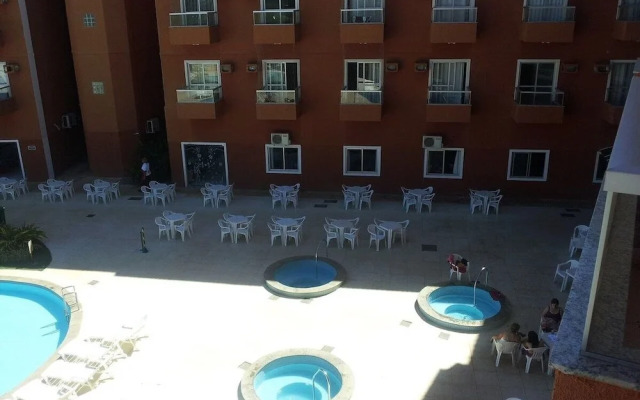 Frente ao Parque da Lagoa Quente, Apto particular com varanda e vista piscinas, com tela de proteção