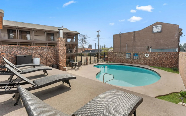 Cedar Street Hotel and Suites