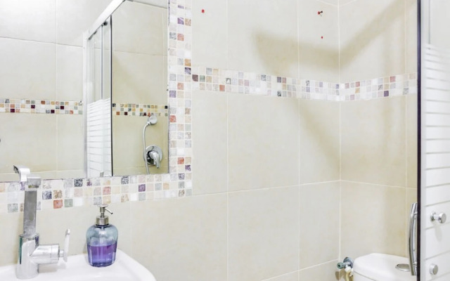 Central Apartment by Rothschild & Market