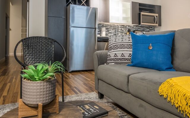 1 BR & 2 BR Apt in Central Business District by Frontdesk