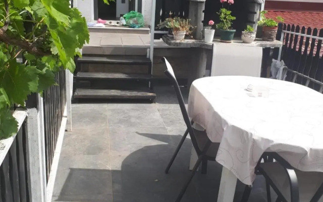 Slatka sobica za dvoje sa upotrebom zajednicke kuhinje i kupaonice