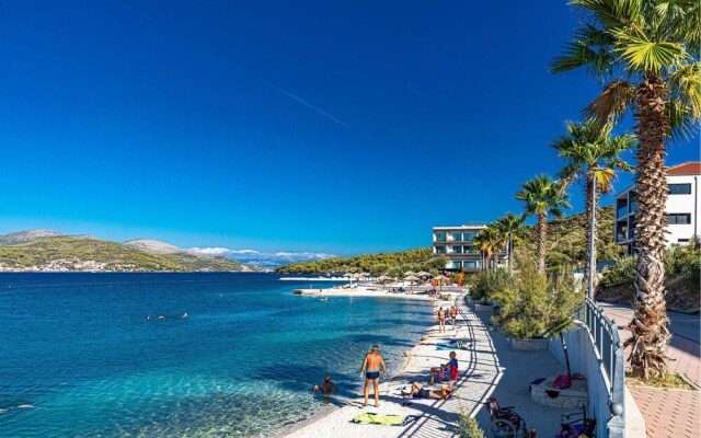 Stunning Home in Marina With Wifi and 2 Bedrooms