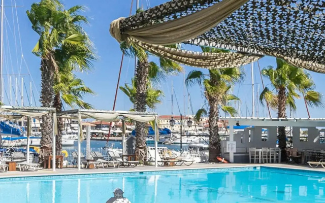 Ianos Hotel
