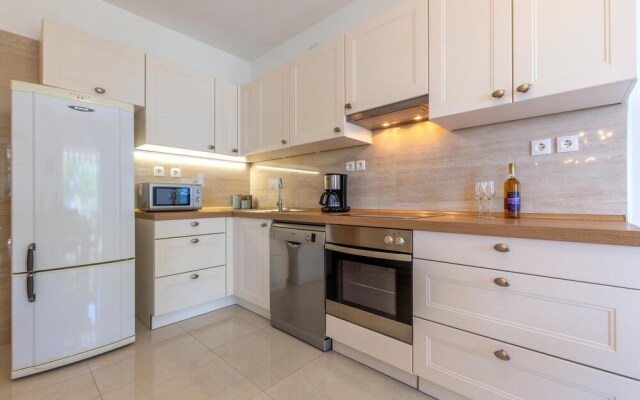 Beautiful Home in Dugi Rat With Wifi and 6 Bedrooms