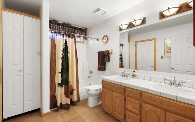 Paradise Pines 3BR Secluded Cabin Minutes in Tahoe Donner!