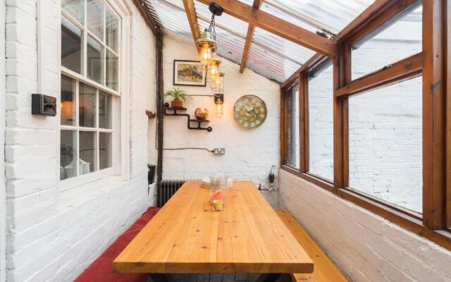 Shakespeare House, Free Parking, Town Centre Location