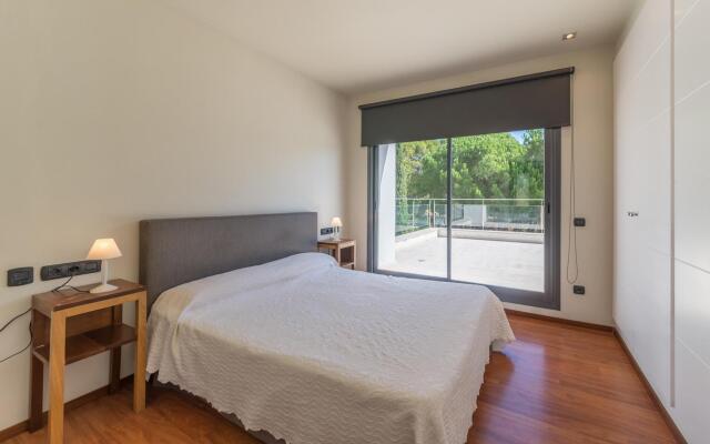 Claudia in L'Escala with 5 bedrooms and 4 bathrooms