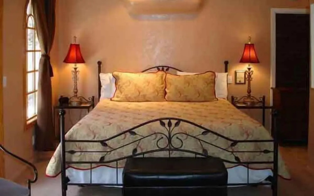Coyote Inn - 21 and Over - A Town & Desert Boutique Hotel