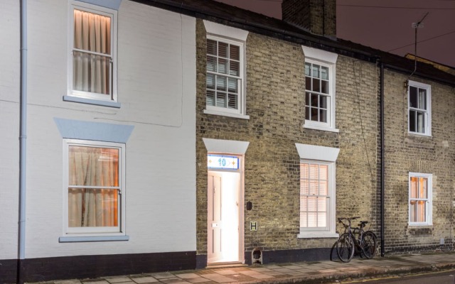 The Modern Classic - Contemporary & Elegant 3bdr Home