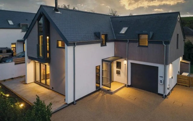 Ty Cyfoes - Luxurious 4 Bedroom - St. Florence