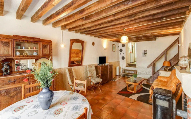 Traditional Holiday Home in Brinon sur Beuvron