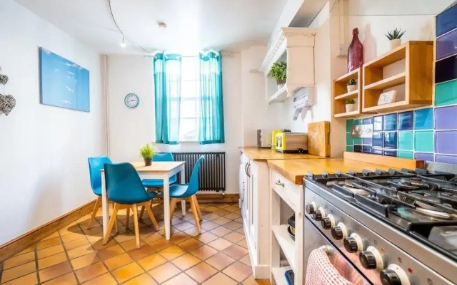 Pebble Mews House - Sleeps 6 to 8 Guests