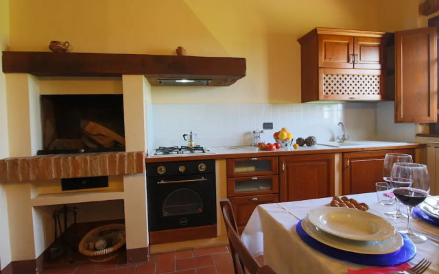 Cozy Farmhouse in Montepulciano with Pool